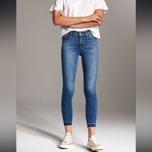 Aritzia DENIM FORUM The Nico Mid Rise Skinny Crop Jeans Sz 26